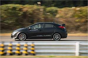 Прототипът на Civic Type R прави тестове на пистата Точиги в Япония