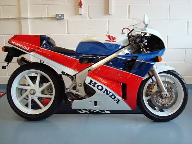 Легендарна Honda VFR750R обявена за продажба